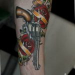 фото тату револьвер 24.12.2018 №035 - photo tattoo revolver - tattoo-photo.ru