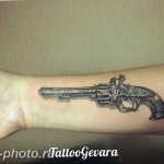 фото тату револьвер 24.12.2018 №097 - photo tattoo revolver - tattoo-photo.ru