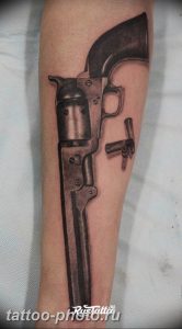 фото тату револьвер 24.12.2018 №362 - photo tattoo revolver - tattoo-photo.ru