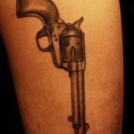 фото тату револьвер 24.12.2018 №417 - photo tattoo revolver - tattoo-photo.ru