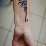 фото тату револьвер 24.12.2018 №434 - photo tattoo revolver - tattoo-photo.ru