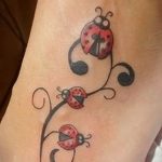 фото идея тату божья коровка 22.12.2018 №065 - photo ladybug tattool- tattoo-photo.ru