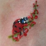 фото идея тату божья коровка 22.12.2018 №073 - photo ladybug tattool- tattoo-photo.ru