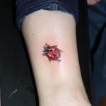 фото идея тату божья коровка 22.12.2018 №074 - photo ladybug tattool- tattoo-photo.ru