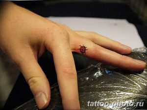 фото идея тату божья коровка 22.12.2018 №097 - photo ladybug tattool- tattoo-photo.ru