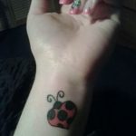 фото идея тату божья коровка 22.12.2018 №135 - photo ladybug tattool- tattoo-photo.ru