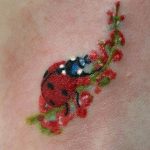 фото идея тату божья коровка 22.12.2018 №166 - photo ladybug tattool- tattoo-photo.ru