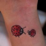 фото идея тату божья коровка 22.12.2018 №204 - photo ladybug tattool- tattoo-photo.ru