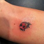 фото идея тату божья коровка 22.12.2018 №223 - photo ladybug tattool- tattoo-photo.ru