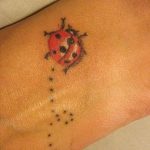 фото идея тату божья коровка 22.12.2018 №257 - photo ladybug tattool- tattoo-photo.ru