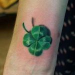 фото тату клевер четырехлистный 24.12.2018 №022 - four leaf clover tattoo - tattoo-photo.ru