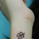 фото тату клевер четырехлистный 24.12.2018 №075 - four leaf clover tattoo - tattoo-photo.ru