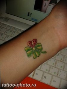 фото тату клевер четырехлистный 24.12.2018 №079 - four leaf clover tattoo - tattoo-photo.ru
