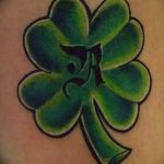 фото тату клевер четырехлистный 24.12.2018 №084 - four leaf clover tattoo - tattoo-photo.ru