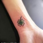 фото тату клевер четырехлистный 24.12.2018 №162 - four leaf clover tattoo - tattoo-photo.ru