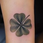 фото тату клевер четырехлистный 24.12.2018 №202 - four leaf clover tattoo - tattoo-photo.ru