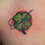 фото тату клевер четырехлистный 24.12.2018 №392 - four leaf clover tattoo - tattoo-photo.ru