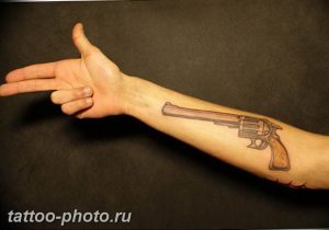 фото тату револьвер 24.12.2018 №054 - photo tattoo revolver - tattoo-photo.ru