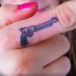 фото тату револьвер 24.12.2018 №056 - photo tattoo revolver - tattoo-photo.ru