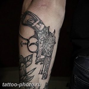 фото тату револьвер 24.12.2018 №076 - photo tattoo revolver - tattoo-photo.ru