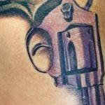 фото тату револьвер 24.12.2018 №080 - photo tattoo revolver - tattoo-photo.ru