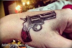 фото тату револьвер 24.12.2018 №083 - photo tattoo revolver - tattoo-photo.ru