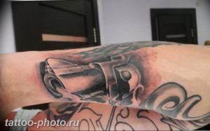фото тату револьвер 24.12.2018 №091 - photo tattoo revolver - tattoo-photo.ru