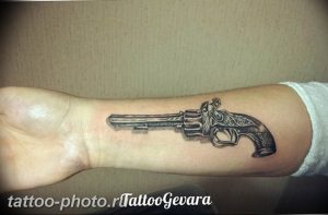 фото тату револьвер 24.12.2018 №097 - photo tattoo revolver - tattoo-photo.ru