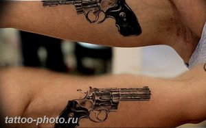 фото тату револьвер 24.12.2018 №114 - photo tattoo revolver - tattoo-photo.ru