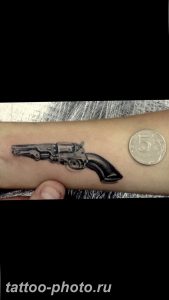 фото тату револьвер 24.12.2018 №116 - photo tattoo revolver - tattoo-photo.ru