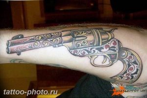 фото тату револьвер 24.12.2018 №118 - photo tattoo revolver - tattoo-photo.ru