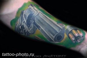 фото тату револьвер 24.12.2018 №119 - photo tattoo revolver - tattoo-photo.ru