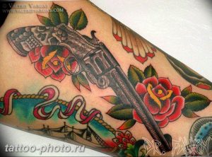 фото тату револьвер 24.12.2018 №146 - photo tattoo revolver - tattoo-photo.ru