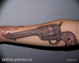 фото тату револьвер 24.12.2018 №167 - photo tattoo revolver - tattoo-photo.ru