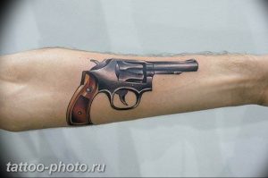 фото тату револьвер 24.12.2018 №175 - photo tattoo revolver - tattoo-photo.ru