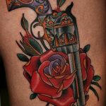 фото тату револьвер 24.12.2018 №186 - photo tattoo revolver - tattoo-photo.ru
