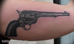 фото тату револьвер 24.12.2018 №201 - photo tattoo revolver - tattoo-photo.ru