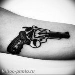 фото тату револьвер 24.12.2018 №235 - photo tattoo revolver - tattoo-photo.ru