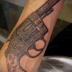 фото тату револьвер 24.12.2018 №281 - photo tattoo revolver - tattoo-photo.ru