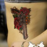 фото тату револьвер 24.12.2018 №282 - photo tattoo revolver - tattoo-photo.ru