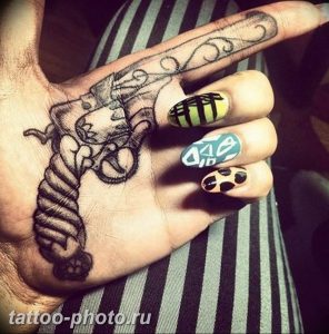 фото тату револьвер 24.12.2018 №283 - photo tattoo revolver - tattoo-photo.ru