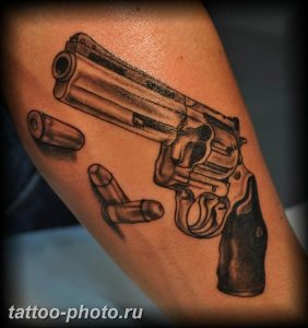 фото тату револьвер 24.12.2018 №290 - photo tattoo revolver - tattoo-photo.ru