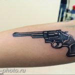 фото тату револьвер 24.12.2018 №307 - photo tattoo revolver - tattoo-photo.ru