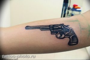 фото тату револьвер 24.12.2018 №307 - photo tattoo revolver - tattoo-photo.ru