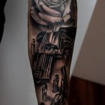 фото тату револьвер 24.12.2018 №312 - photo tattoo revolver - tattoo-photo.ru