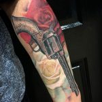 фото тату револьвер 24.12.2018 №323 - photo tattoo revolver - tattoo-photo.ru