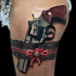 фото тату револьвер 24.12.2018 №344 - photo tattoo revolver - tattoo-photo.ru