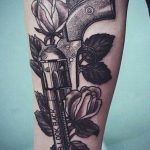 фото тату револьвер 24.12.2018 №352 - photo tattoo revolver - tattoo-photo.ru