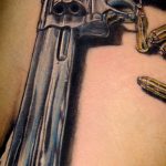 фото тату револьвер 24.12.2018 №353 - photo tattoo revolver - tattoo-photo.ru