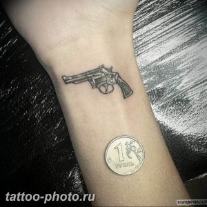 фото тату револьвер 24.12.2018 №357 - photo tattoo revolver - tattoo-photo.ru